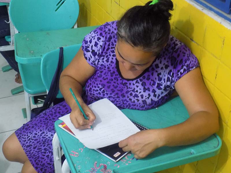Educanda Raimunda Silva (42 anos) realizando atividade de leitura e escrita