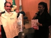 Deputado André Ceciliano recebendo camiseta, de Geanne Campos