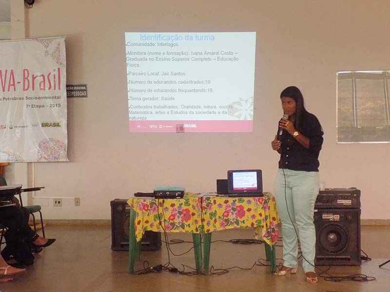 Monitora Ivana Costa apresentando a prática da turma da comunidade Interlagos do município de Montes Claros-MG.