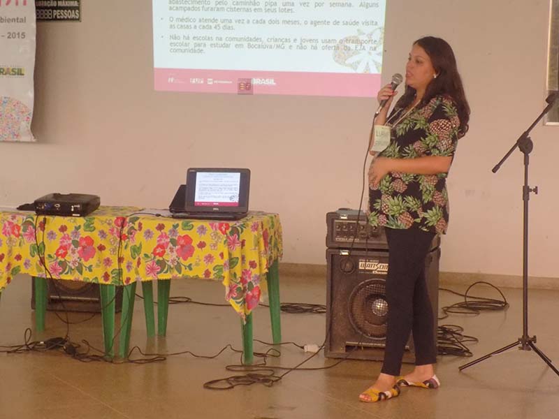 Monitora Luanne Alves apresentando a prática da turma do Acampamento Garrote do município de Bocaiúva-MG.