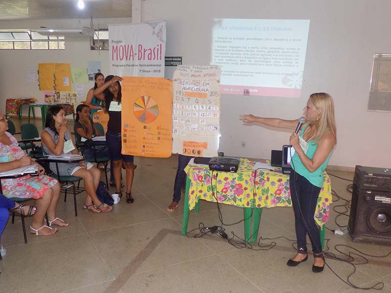 Monitora Maria Ribeiro apresentando a prática da turma da comunidade Retiro do município de Grão Mogol-MG.