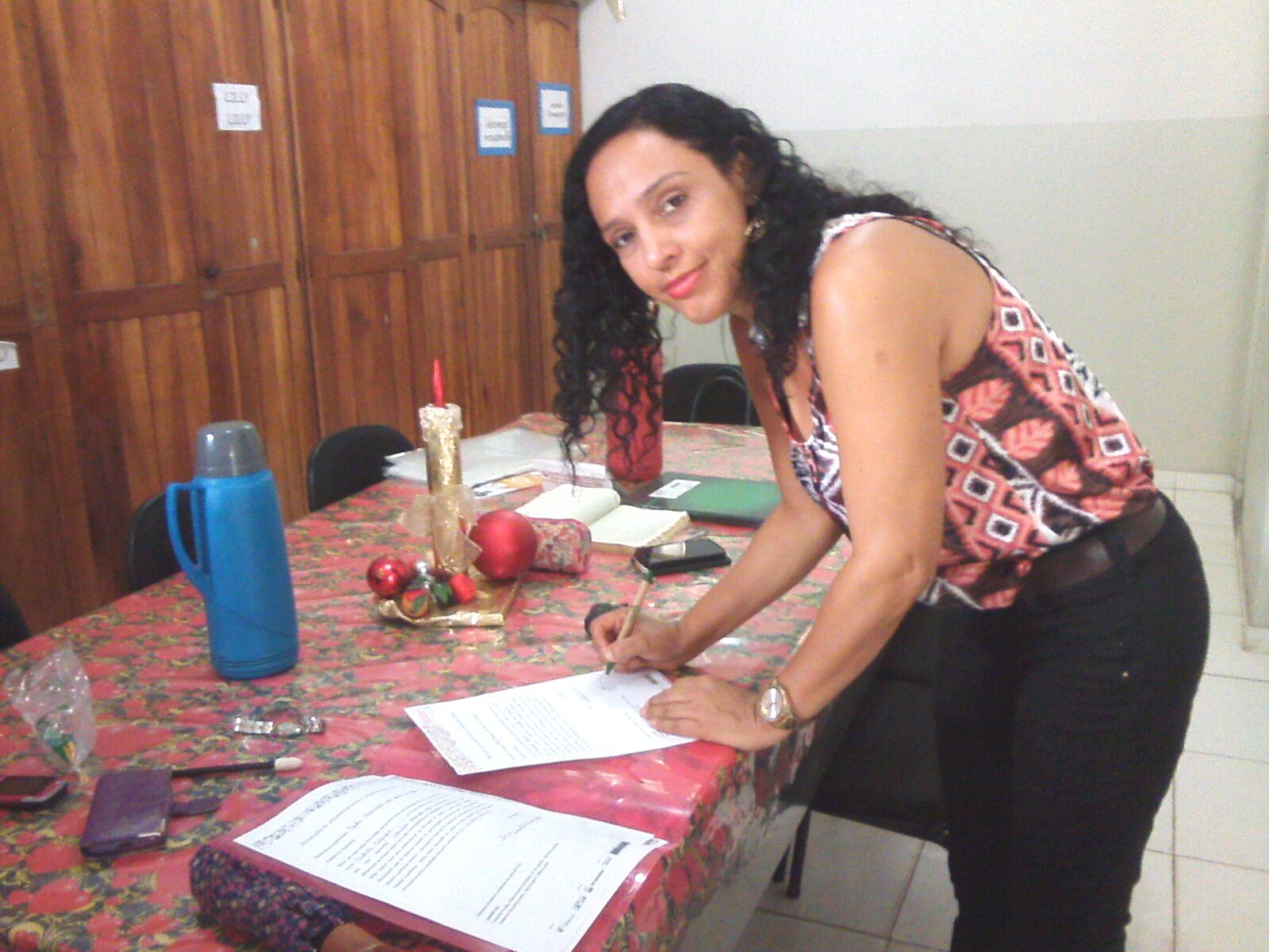 Solange da Costa assinando Declaração de Encaminhamento da turma Cidade de Refúgio