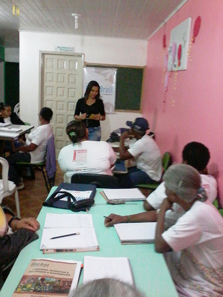 Aminy de Oliveira Santos assistente social do CRAS na turma do CRAS em Ubaitaba 24-09