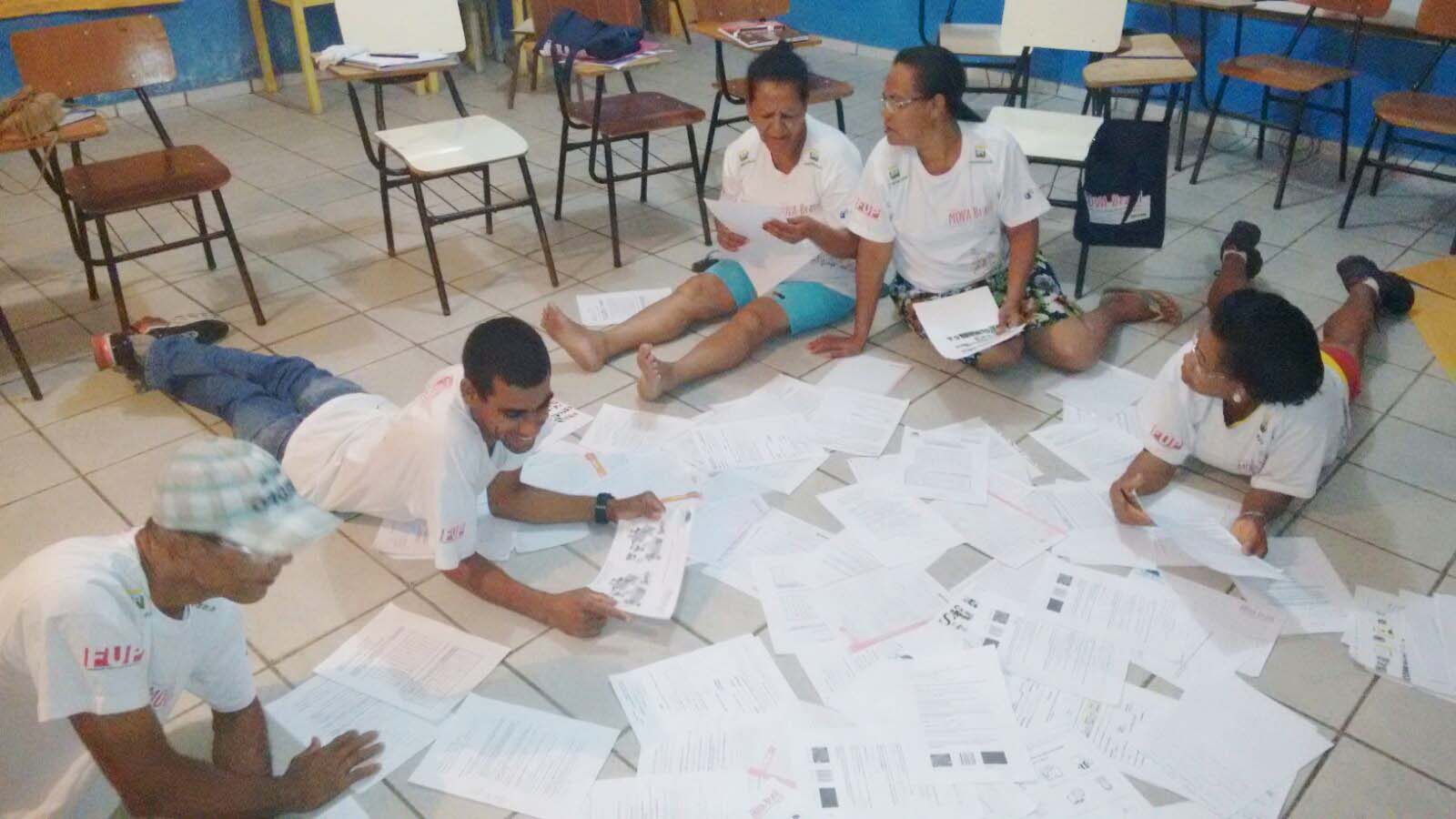 Educandos da Turma Nelson Costa identificando e escolhendo as atividades do Portfólio_Litoral Sul