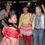 Participantes caracterizados na Noite Cultural