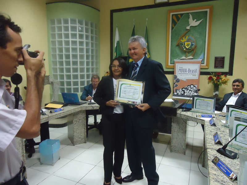 2013-11-03_Coordenadora_Local_Josefina_Nucleo_Angicos_recebendo_Camara_vereadores