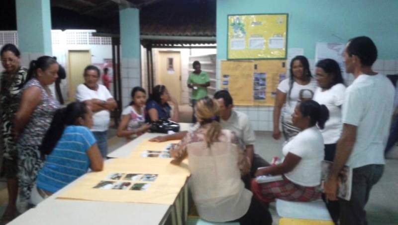 Turma do Planalto, da monitora Joelma Coutinho, com construção de cartazes sobre as potencialidade e necessidades da comunidade