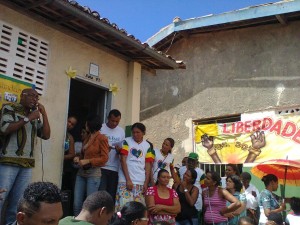 Pedro Neto, da Secretaria de Estado de Direitos Humanos, fala com a comunidade, ao lado da Secretária de Educação de Simão Dias, Cláudia Patrícia, Paulo Batista, monitor do Projeto MOVA-Brasil e Josefa dos Santos, d. Finha, liderança local