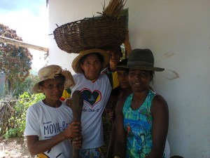 D. Finha e moradoras do Sítio Alto posam com adereços utilizados pelos antigos escravos e ainda hoje presentes na cultura da região
