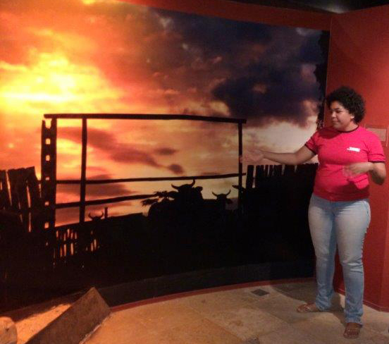 A ex-monitora do Projeto MOVA-Brasil, Emanuella Soares de Oliveira, hoje é guia no Centro Cultural Dragão do Mar