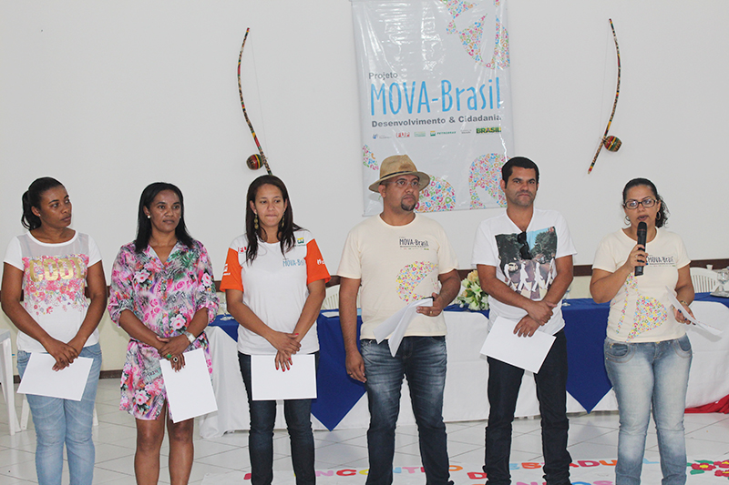Entrega dos certificados aos educandos pelos coordenadores locais. Da esquerda para direita Vera Peixoto, Jaildes Lima, Juliana Santos, Juarez Paz, José Raimundo, coordenadora