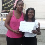 Dilene Gonzaga entregando o certificando a educanda Jacinta de Jesus