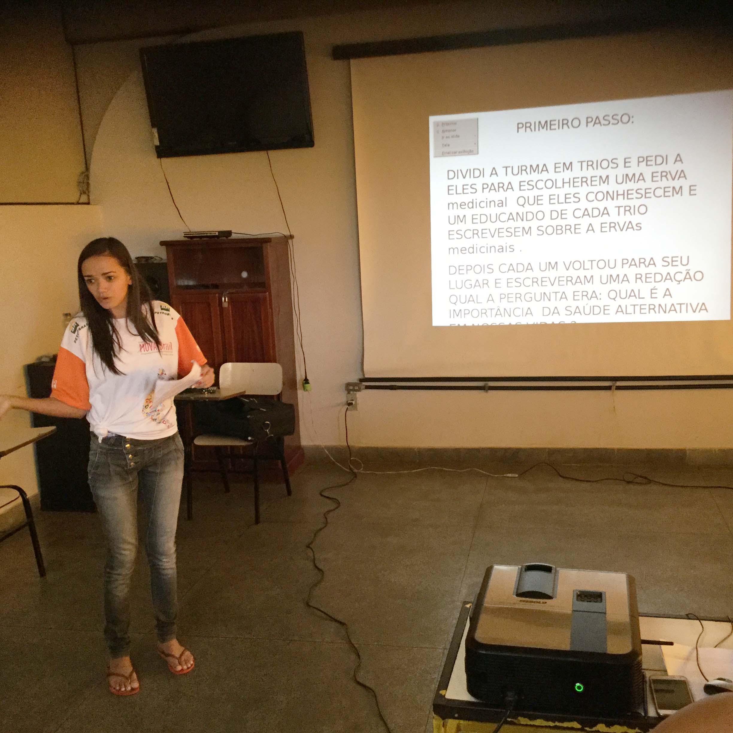 Apresentação de Nayara no Seminário de Práticas.