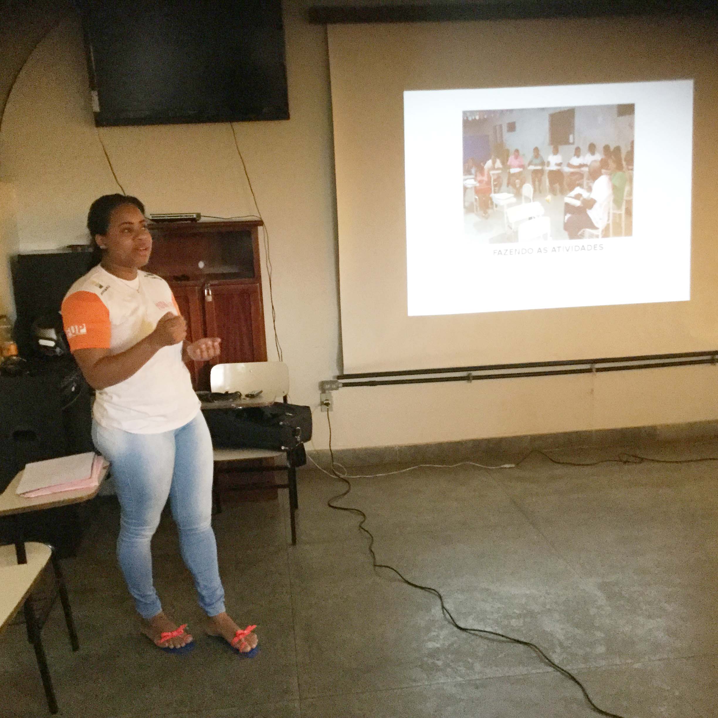 Apresentação de Sonimara no Seminário de Práticas.
