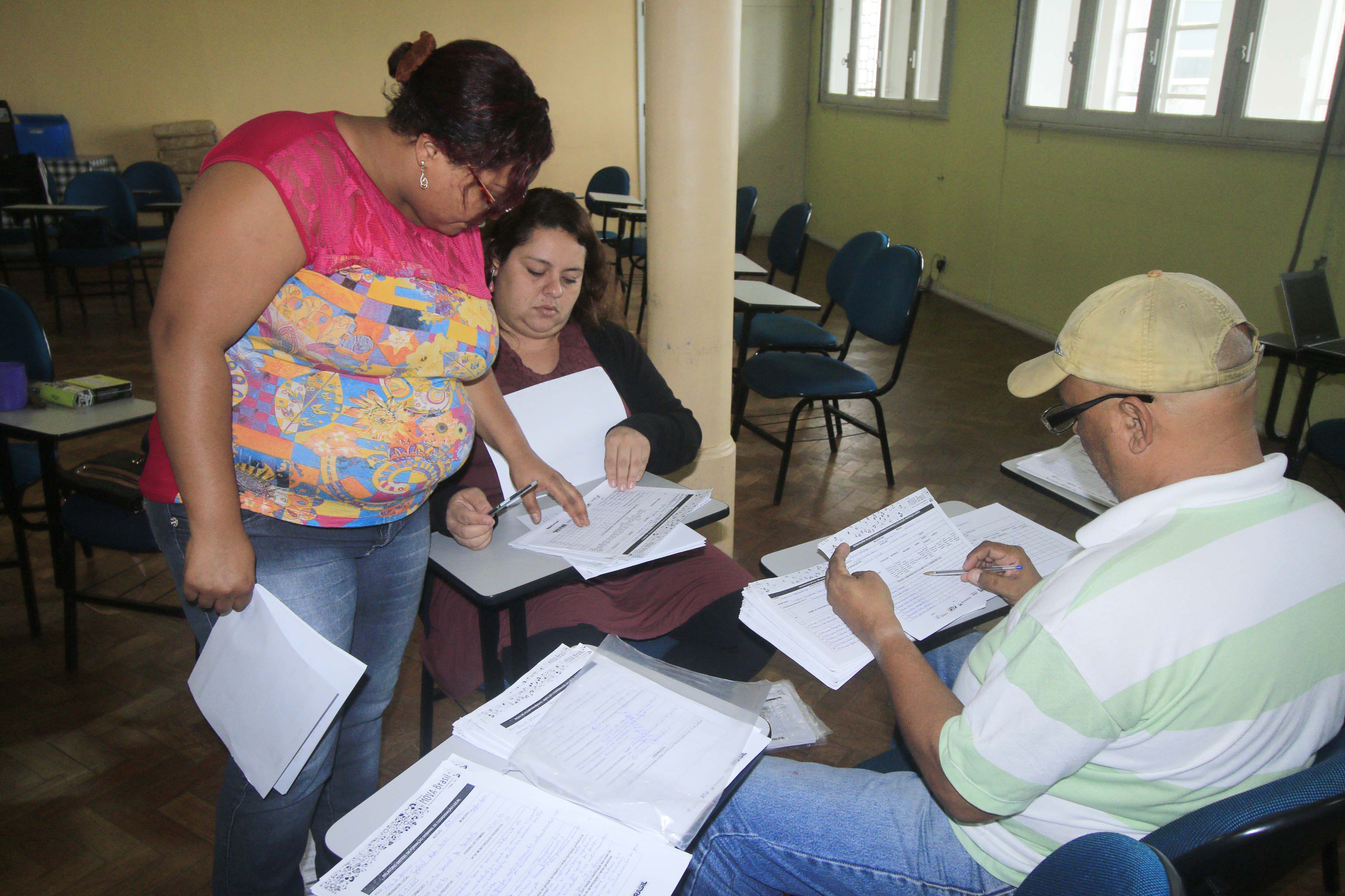 Coordenadores analisando Instrumentais.