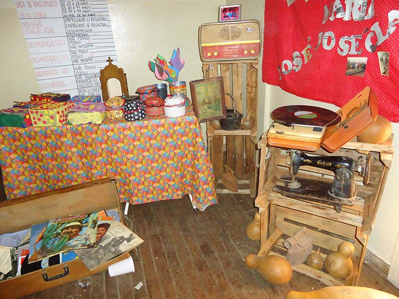 Exposição  de objetos recontando a história de seus usos inseridos na história de vida dos educandos