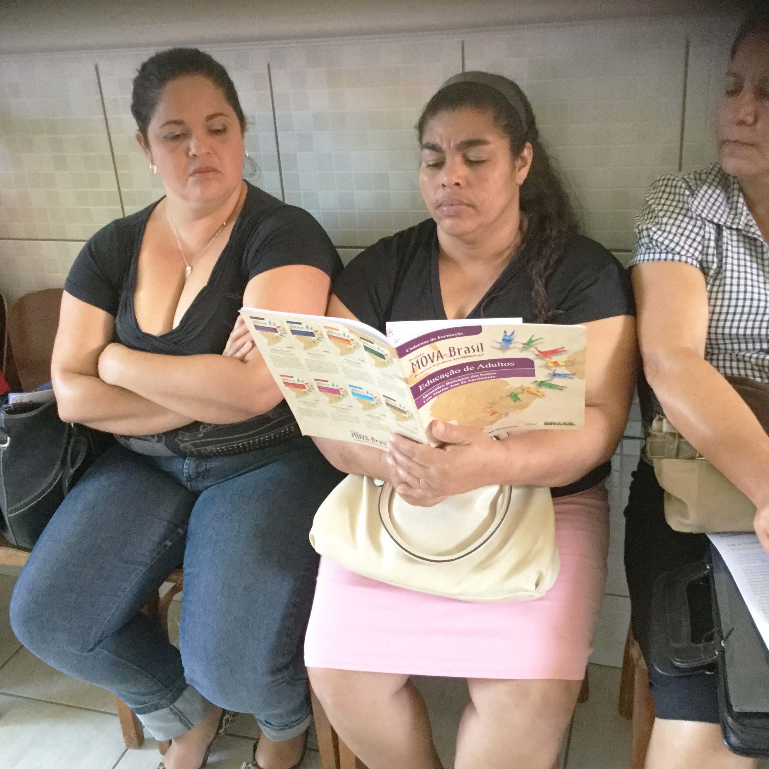Monitoras em atividade de leitura (Núcleo São Francisco).