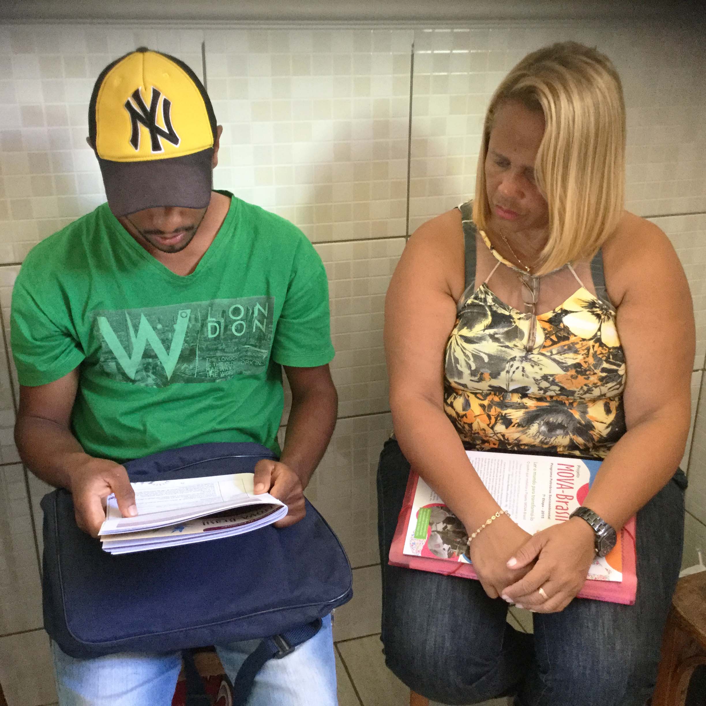Monitoras em atividade de leitura (Núcleo São Francisco).
