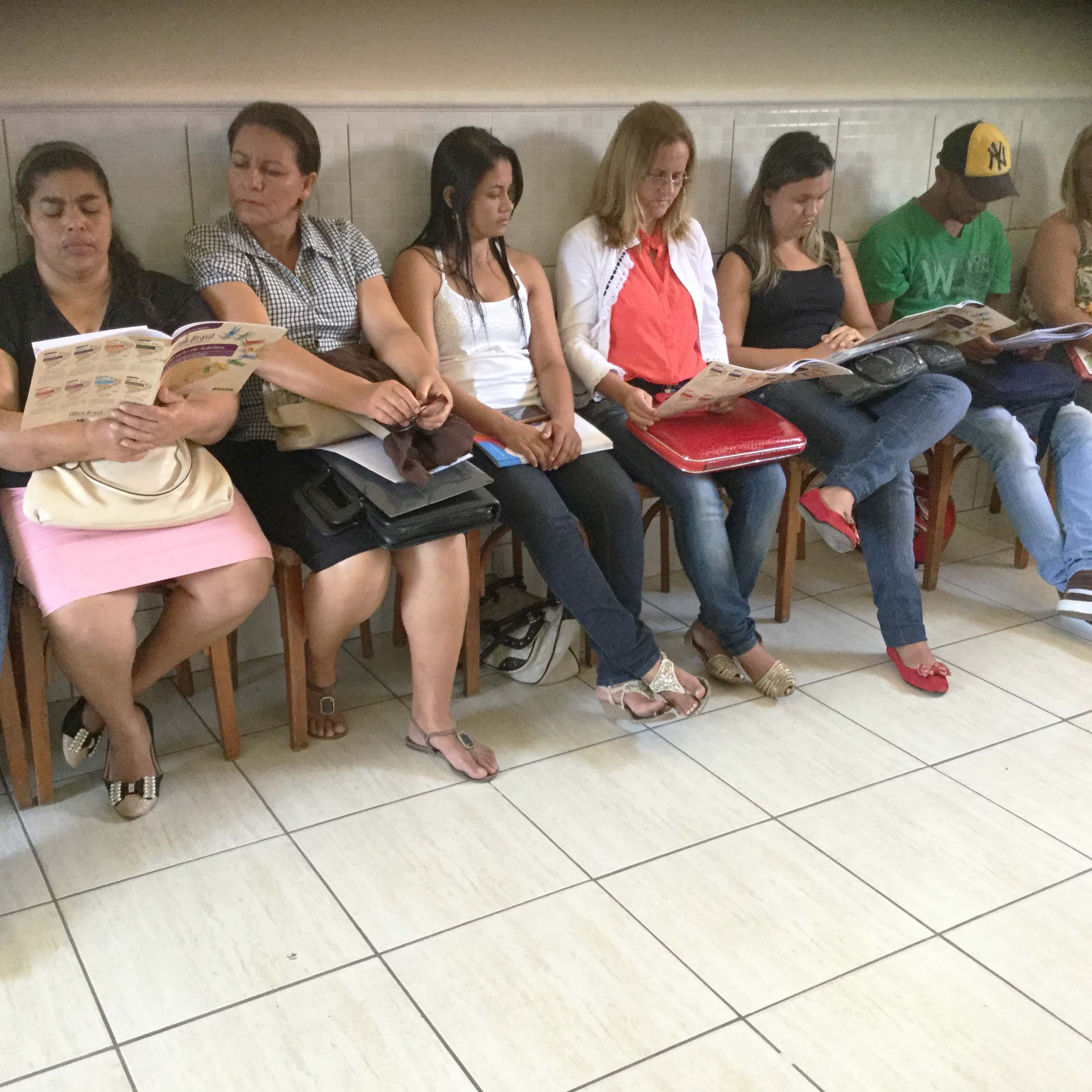 Monitoras em atividade de leitura (Núcleo São Francisco).