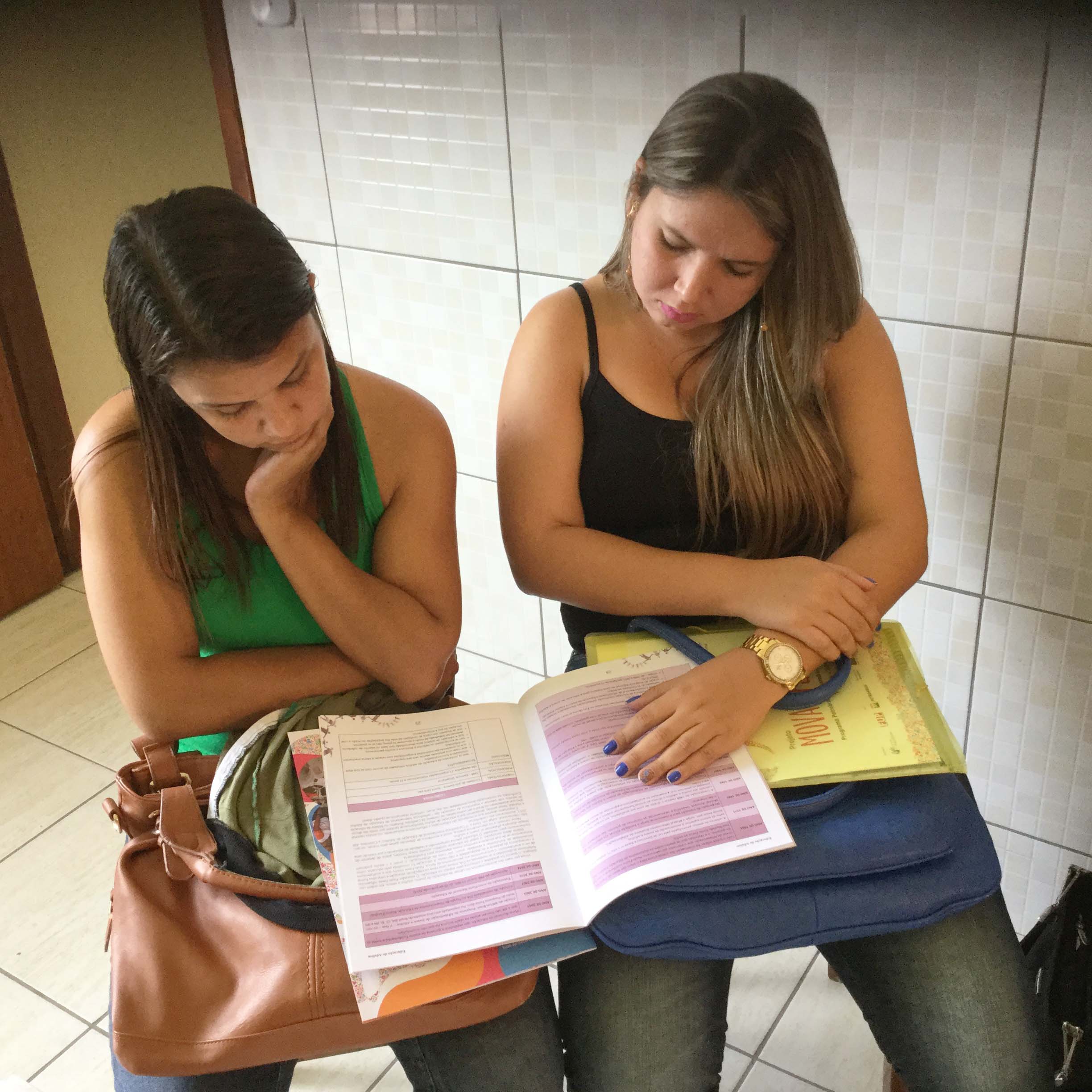 Monitoras em atividade de leitura (Núcleo São Francisco).