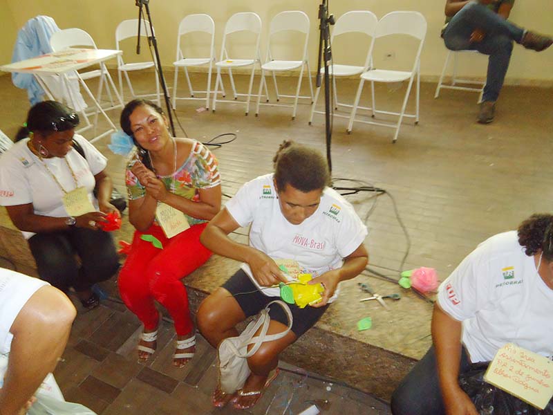 Oficina produção de flores de copo descartável