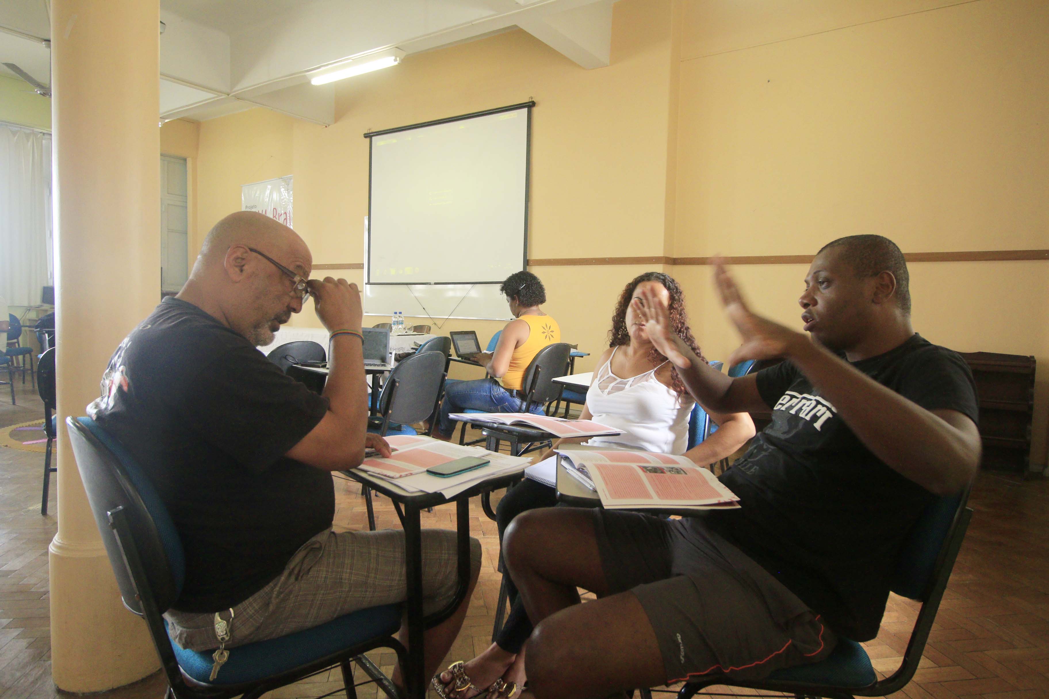 Trabalho em grupo sobre diversidade étnico-racial.