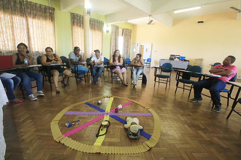 Trabalho em grupo sobre diversidade étnico-racial.