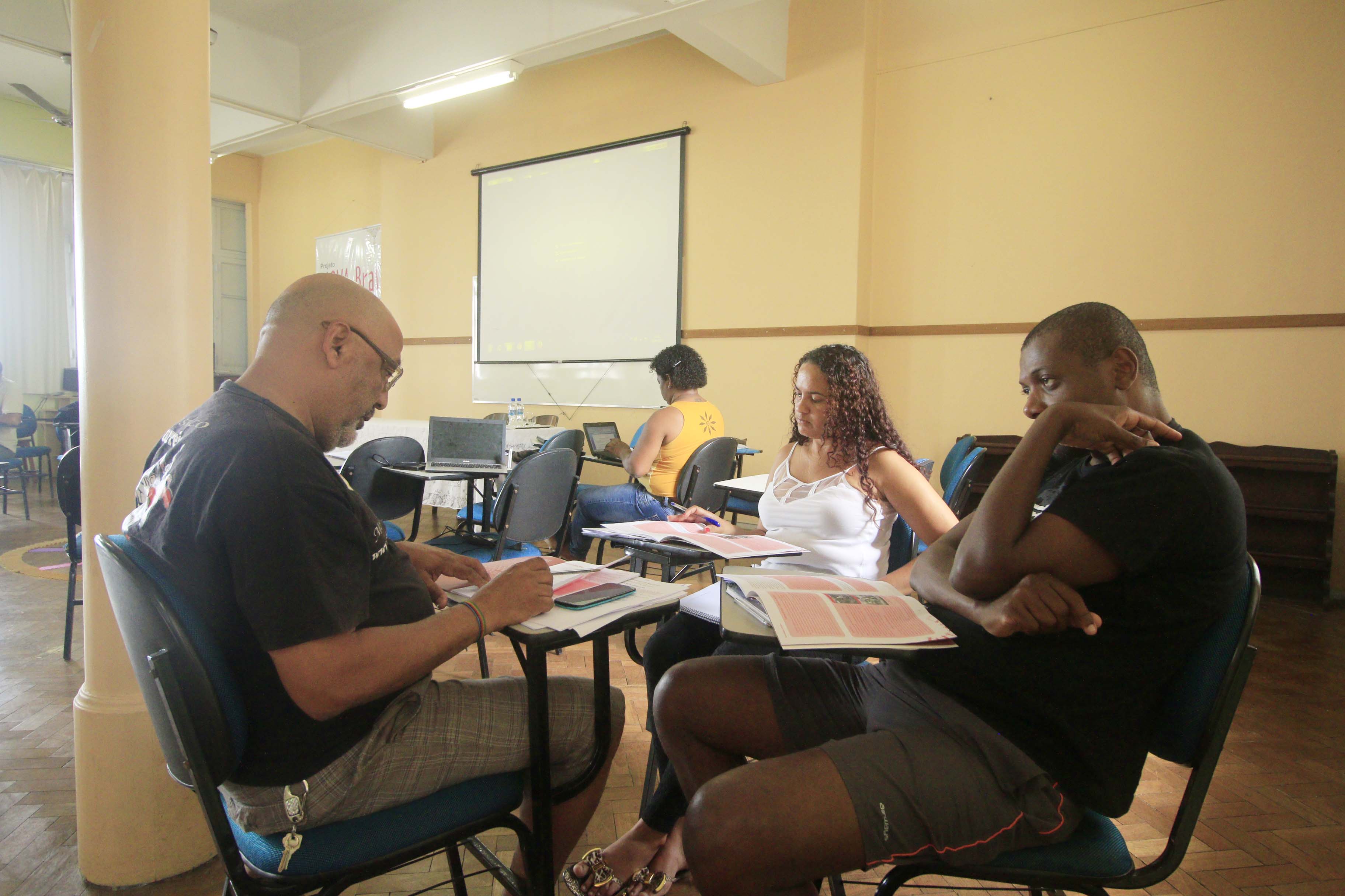 Trabalho em grupo sobre diversidade étnico-racial.